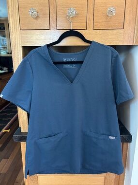 Figs Dark Harbor 2 pc Scrub Set XL Casma Top and XL Kade Cargo Scrub Pants